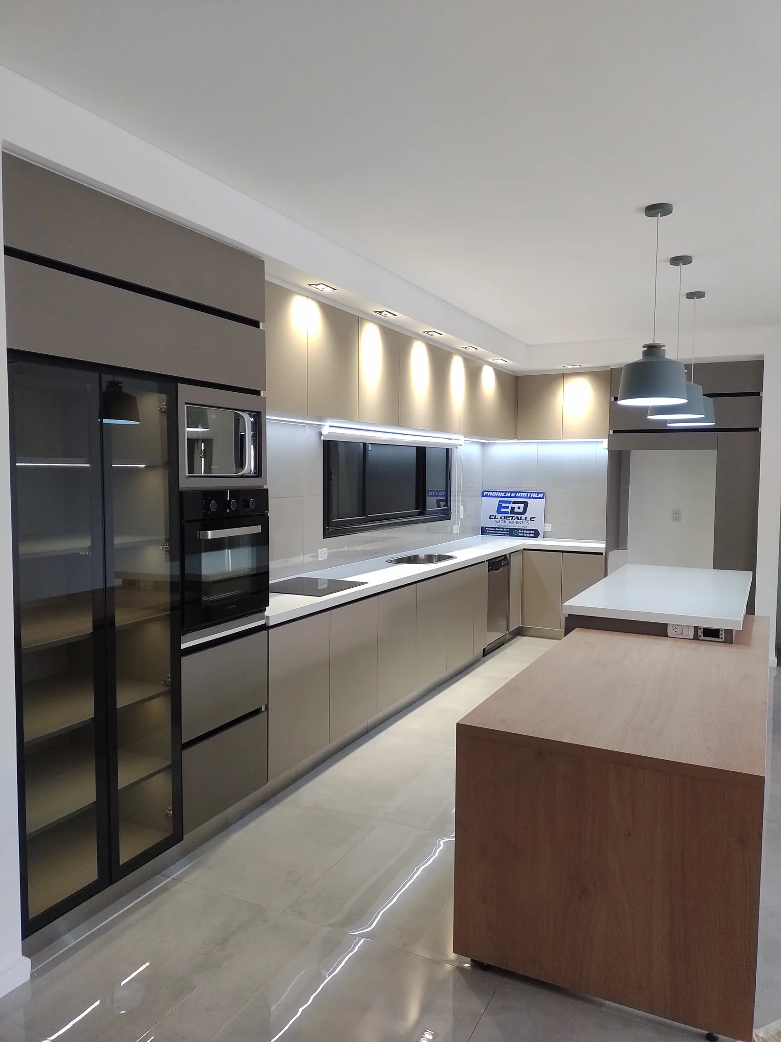 Cocina a medida con isla de madera e iluminación LED