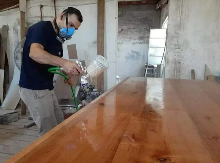 Terminación de una mesada de madera en el taller de El Detalle