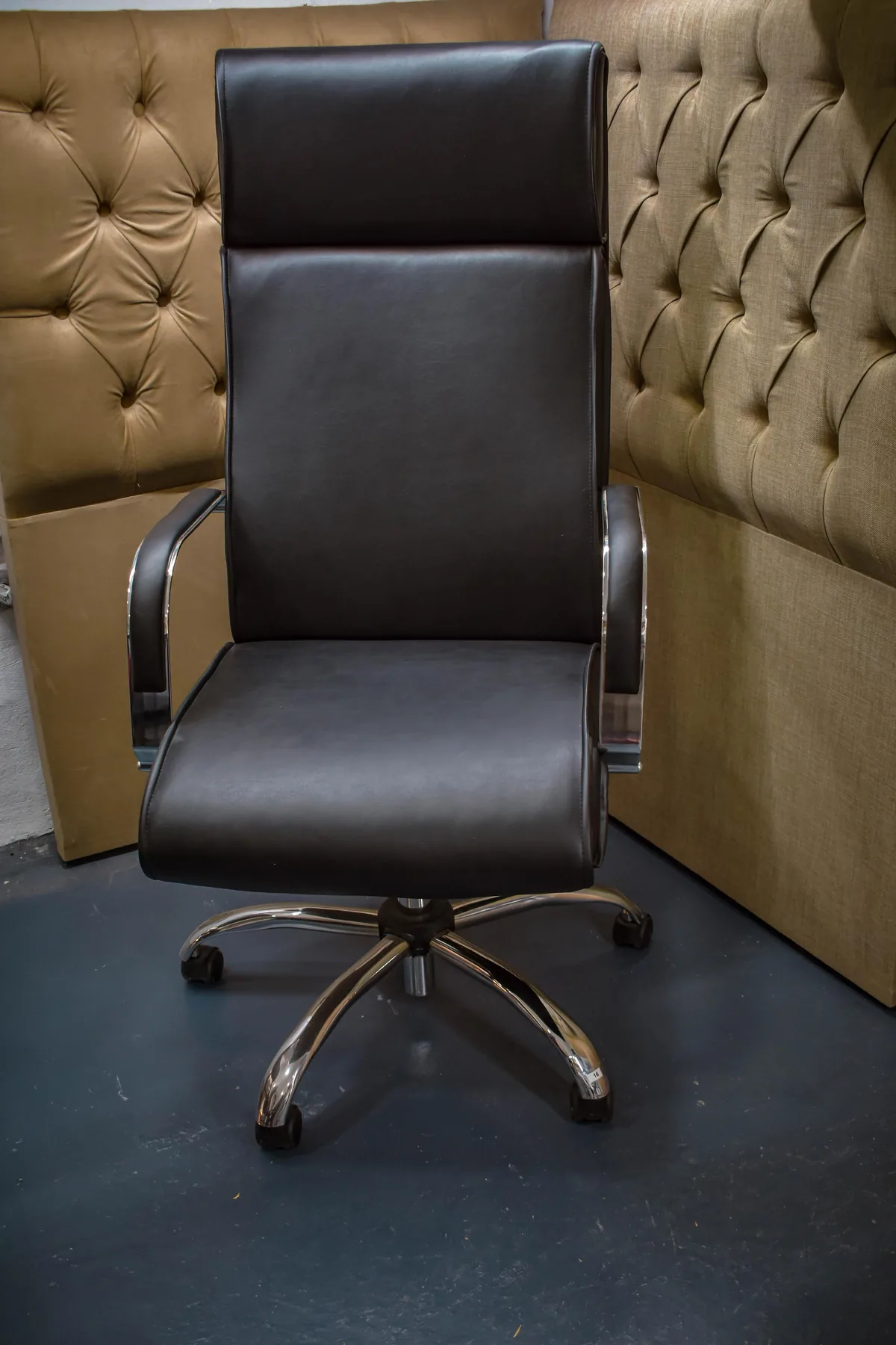 Sillón neumático de cuerina con apoya brazos y patas de acero cromado con ruedas