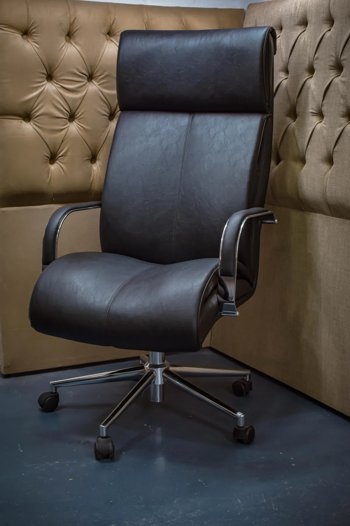Sillón neumático de cuerina con apoya brazos y patas de acero cromado con ruedas