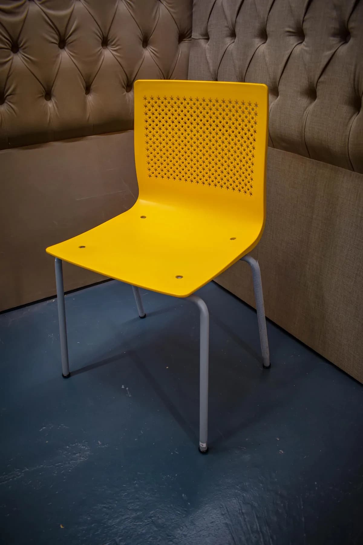 Silla amarilla de plástico reforzado