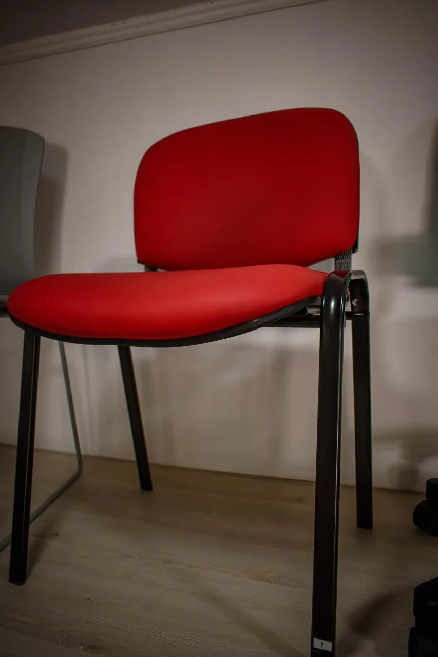 Silla clásica de oficina con 4 patas. Material cuerina