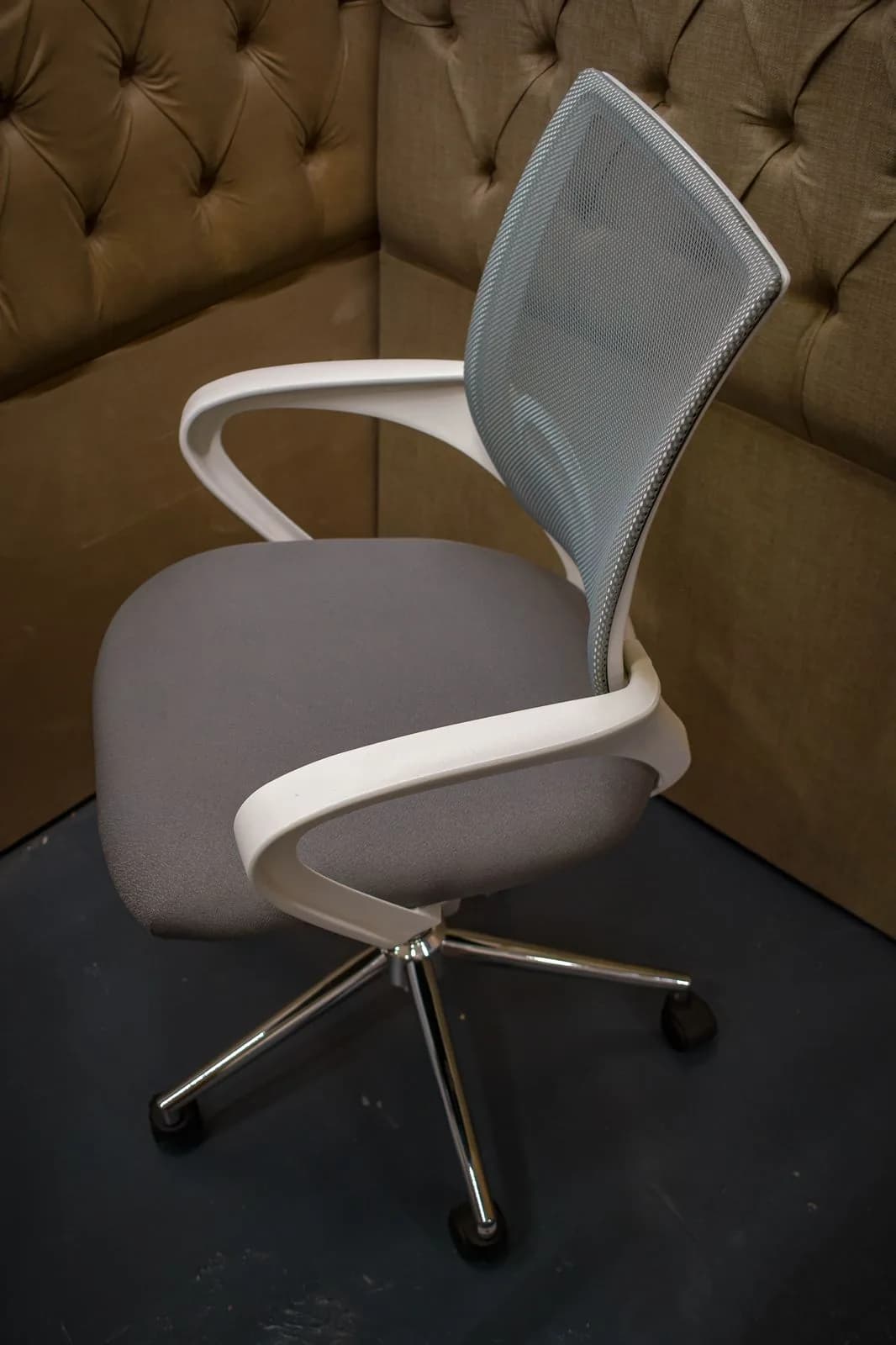 Silla de oficina mesh gris, ergonómica, con patas cromadas y plástico blanco