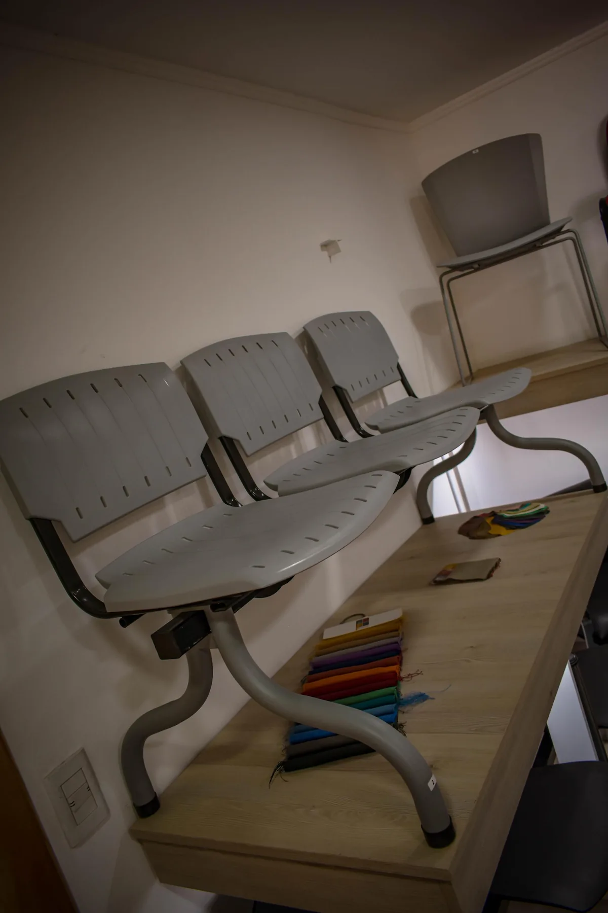 Silla tándem prima de 3 cuerpos con patas de hierro