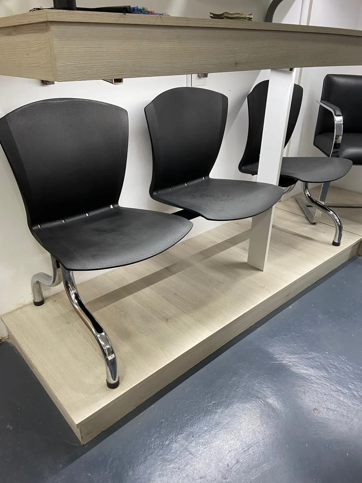 Silla triple café negra con patas niqueladas