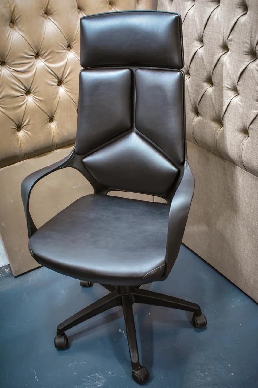 Sillón neumático de cuerina con apoya brazos y patas con rueda