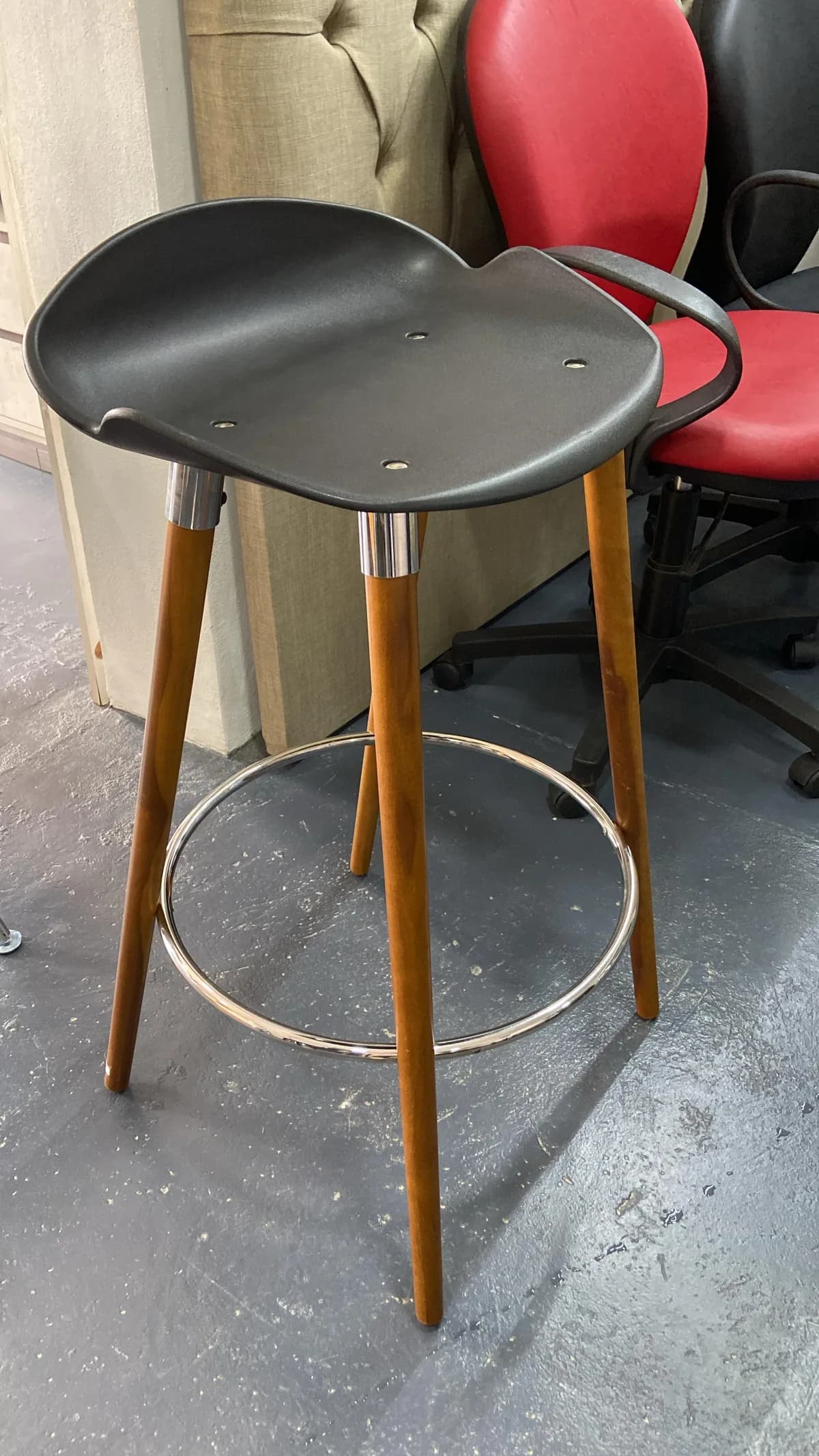 Taburete con patas de madera